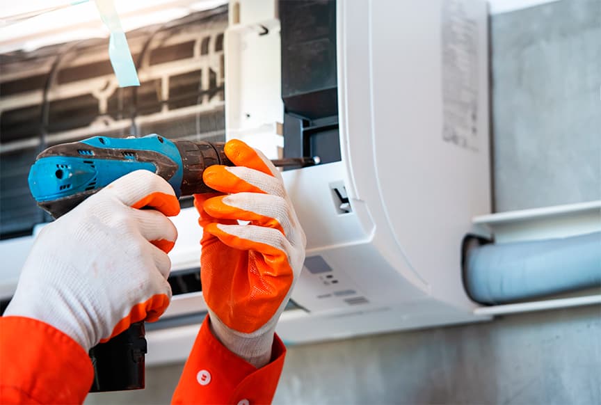 Técnico reparando aire acondicionado Airawa